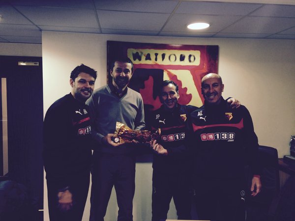 Staff técnico del Watford F.C., de la 2ª división inglesa de fútbol, con su entrenador Jokanovic a la cabeza, fotografiándose con uno de nuestros productos. Diciembre 2014\\n\\n18/01/2015 21:48